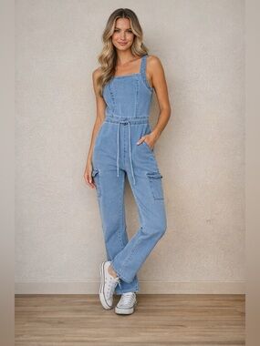 Tinseltown | Belted Sleevless Denim Jumpsuit light wash - Size M